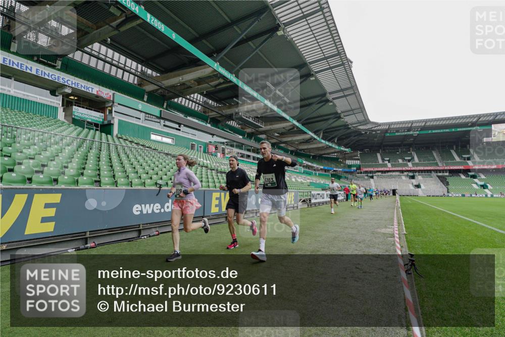 05.10.2025 - 20. swb-Marathon Bremen Michael Burmester http://msf.ph/oto/9230611 05.10.2025 12:48:24 Laufen im Stadion 492, 564, 1370, 1526, 1607, 1642, 1646, 1724, 2241, 2360, 2643, 2974, 3320, 3324, 3768, 3819, 4353, 5103, 5264, 5786, 5918, 6251, 6632, 6804, 7492, 7735, 7831, 7900, 8244, 8687, 8729, 8897, 8923, 8932, 344, 346, 442, 564, 656, 770, 1205, 2472, 2482, 2613, 2656, 2872, 3061, 4215, 4255, 4291, 4313, 5656, 5831, 7070, 7170, 7176 meine-sportfotos.de