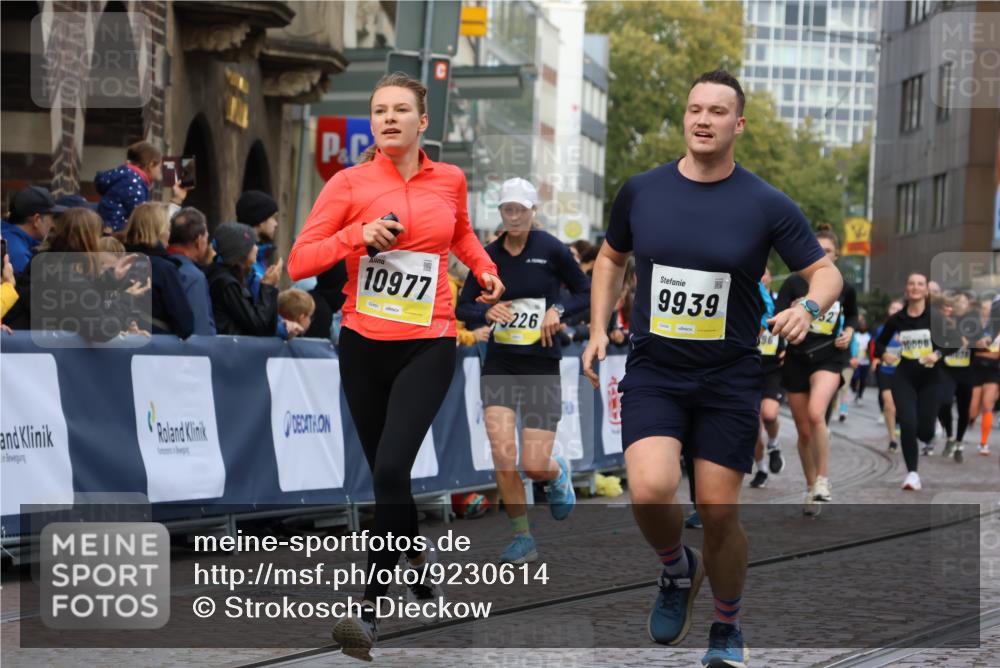 05.10.2025 - 20. swb-Marathon Bremen Strokosch-Dieckow http://msf.ph/oto/9230614 05.10.2025 10:52:06 Ziel 9196, 9226, 9852, 9939, 10240, 10438, 10668, 10727, 10977, 11273, 11641 meine-sportfotos.de