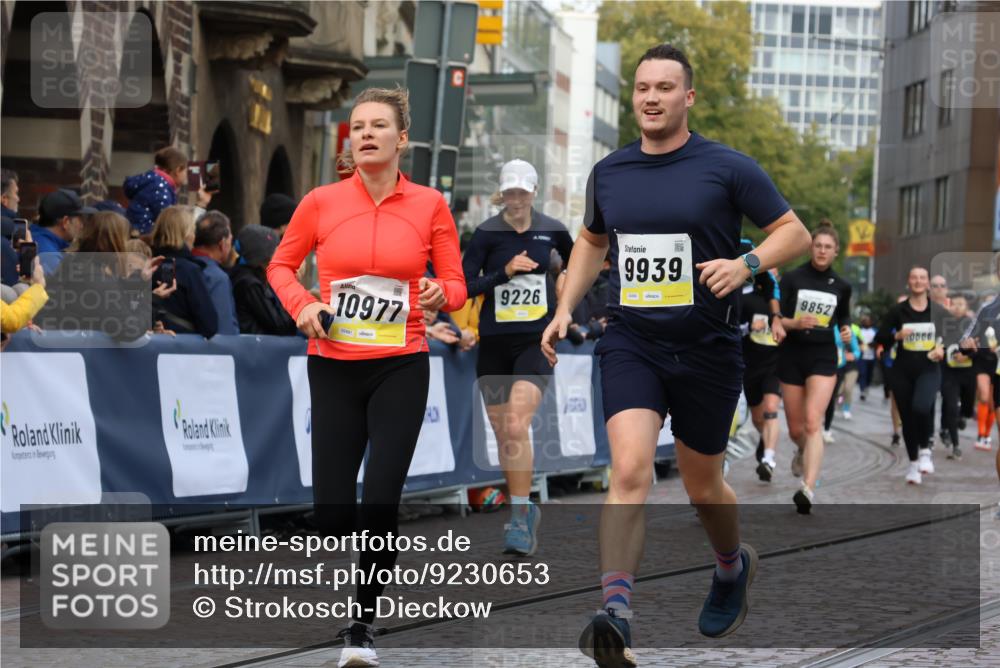 05.10.2025 - 20. swb-Marathon Bremen Strokosch-Dieckow http://msf.ph/oto/9230653 05.10.2025 10:52:06 Ziel 9196, 9226, 9852, 9939, 10240, 10438, 10668, 10727, 10977, 11273, 11641 meine-sportfotos.de