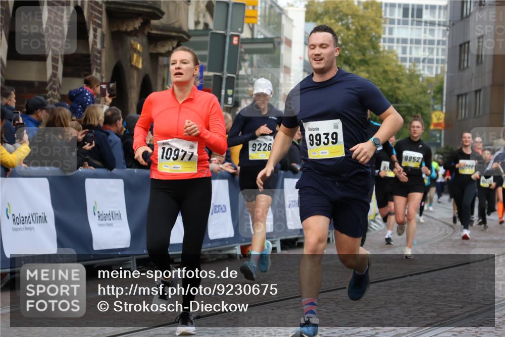 05.10.2025 - 20. swb-Marathon Bremen Strokosch-Dieckow http://msf.ph/oto/9230675 05.10.2025 10:52:06 Ziel 9196, 9226, 9852, 9939, 10240, 10438, 10668, 10727, 10977, 11273, 11641 meine-sportfotos.de