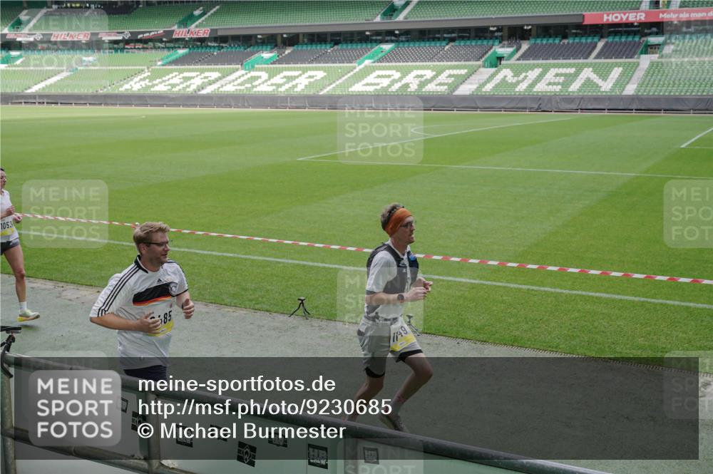 05.10.2025 - 20. swb-Marathon Bremen Michael Burmester http://msf.ph/oto/9230685 05.10.2025 10:29:43 Laufen im Stadion 7202, 8787, 8866, 9014, 9199, 9218, 9233, 9261, 9369, 9385, 9428, 9437, 9452, 9485, 9555, 9556, 9578, 9579, 9583, 9626, 9627, 9630, 9641, 9658, 9674, 9689, 9693, 9696, 9704, 9729, 9740, 9761, 9803, 9832, 9889, 9924, 9929, 9958, 9969, 9986, 10073, 10089, 10118, 10170, 10246, 10376, 10400, 10432, 10534, 10601, 10673, 10685, 10715, 10723, 10726, 10733, 10781, 10868, 10877, 10923, 10929, 10932, 10951, 10968, 11005, 11022, 11091, 11119, 11187, 11208, 11288, 11298 meine-sportfotos.de