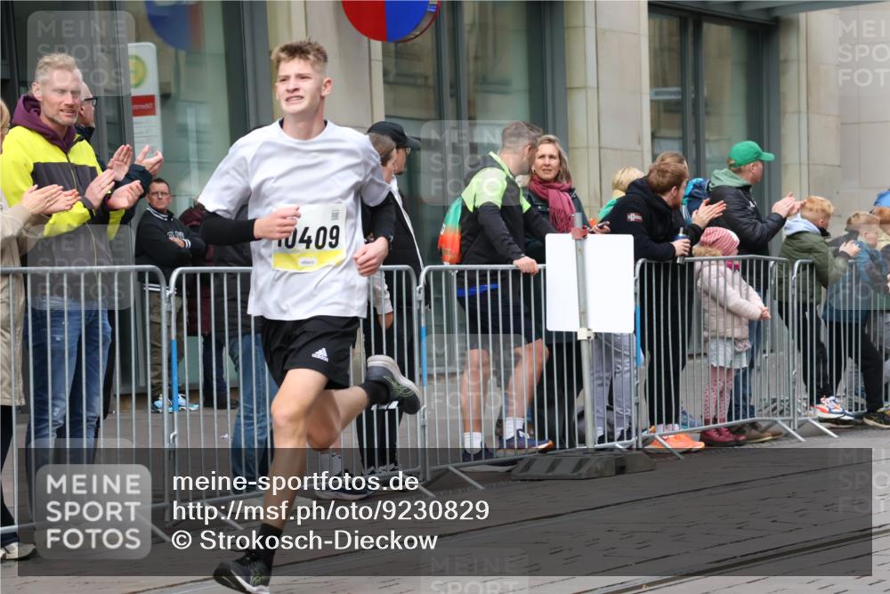 05.10.2025 - 20. swb-Marathon Bremen Strokosch-Dieckow http://msf.ph/oto/9230829 05.10.2025 10:38:39 Ziel 9341, 9403, 10352, 10517, 10847, 10967, 11594, 9341, 9403, 10352, 10517, 10847, 10967, 11594 meine-sportfotos.de