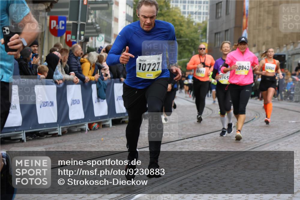 05.10.2025 - 20. swb-Marathon Bremen Strokosch-Dieckow http://msf.ph/oto/9230883 05.10.2025 10:52:12 Ziel 9196, 9226, 9852, 9955, 9987, 10038, 10240, 10438, 10668, 10727, 10900, 10927, 10942, 11128, 11458, 11491, 11641 meine-sportfotos.de