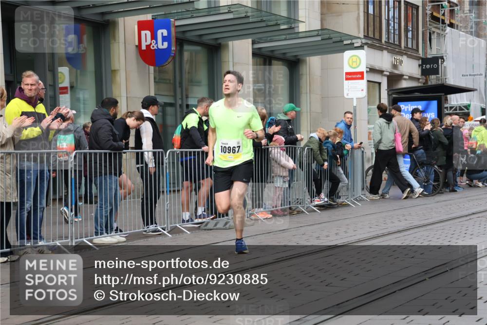05.10.2025 - 20. swb-Marathon Bremen Strokosch-Dieckow http://msf.ph/oto/9230885 05.10.2025 10:38:42 Ziel 9403, 10847, 10967, 11594, 9403, 10847, 10967, 11594 meine-sportfotos.de