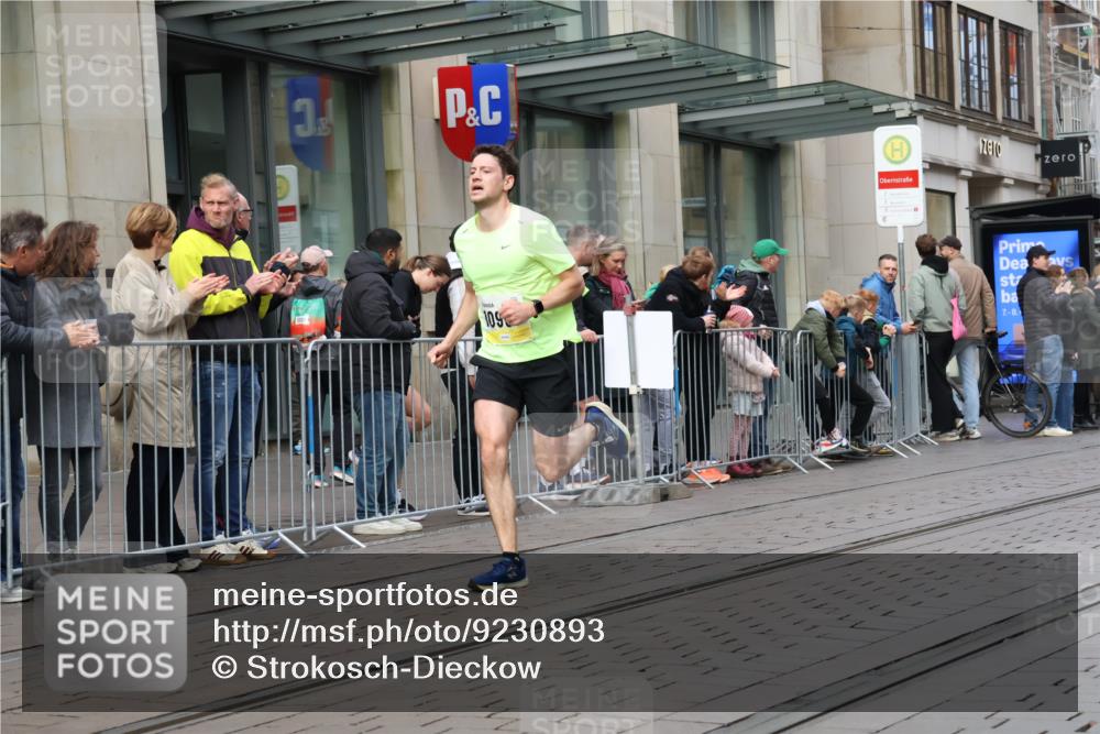 05.10.2025 - 20. swb-Marathon Bremen Strokosch-Dieckow http://msf.ph/oto/9230893 05.10.2025 10:38:42 Ziel 9403, 10847, 10967, 11594, 9403, 10847, 10967, 11594 meine-sportfotos.de