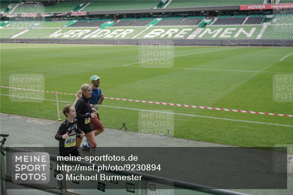 05.10.2025 - 20. swb-Marathon Bremen Michael Burmester http://msf.ph/oto/9230894 05.10.2025 10:29:51 Laufen im Stadion 7202, 8787, 8866, 9014, 9199, 9233, 9255, 9261, 9369, 9385, 9428, 9435, 9437, 9452, 9485, 9555, 9578, 9579, 9583, 9630, 9658, 9674, 9689, 9693, 9696, 9704, 9729, 9740, 9761, 9803, 9832, 9889, 9924, 9929, 9958, 9969, 9975, 9986, 10073, 10089, 10118, 10170, 10246, 10376, 10400, 10432, 10534, 10548, 10601, 10673, 10685, 10715, 10723, 10726, 10733, 10781, 10868, 10873, 10877, 10923, 10929, 10932, 10951, 10968, 11005, 11022, 11091, 11177, 11187, 11208, 11288, 11298, 9556 meine-sportfotos.de