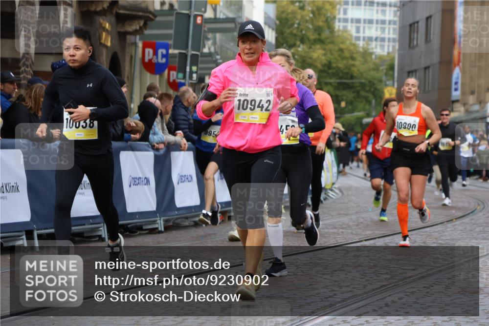 05.10.2025 - 20. swb-Marathon Bremen Strokosch-Dieckow http://msf.ph/oto/9230902 05.10.2025 10:52:15 Ziel 9584, 9852, 9955, 9987, 10038, 10668, 10719, 10900, 10927, 10942, 11128, 11458, 11491, 11665 meine-sportfotos.de