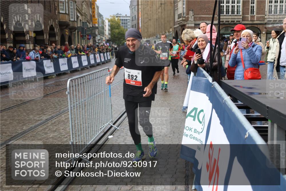05.10.2025 - 20. swb-Marathon Bremen Strokosch-Dieckow http://msf.ph/oto/9230917 05.10.2025 15:13:33 Ziel 892, 1355 meine-sportfotos.de