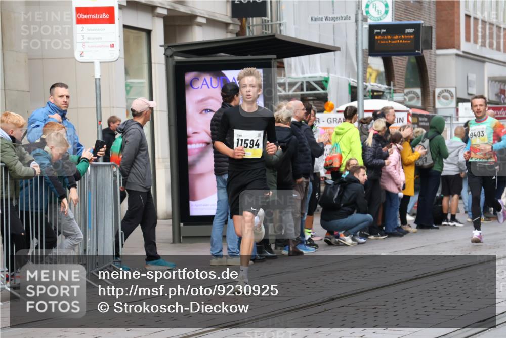 05.10.2025 - 20. swb-Marathon Bremen Strokosch-Dieckow http://msf.ph/oto/9230925 05.10.2025 10:38:50 Ziel 7111, 9239, 9403, 9863, 10847, 10908, 11067, 11594, 7111, 9239, 9403, 9863, 10847, 10908, 11067, 11594 meine-sportfotos.de