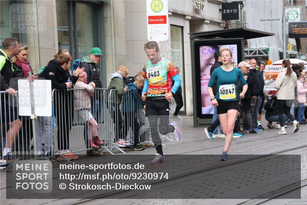 05.10.2025 - 20. swb-Marathon Bremen Strokosch-Dieckow http://msf.ph/oto/9230974 05.10.2025 10:38:53 Ziel 7111, 9239, 9403, 9863, 10847, 10908, 11067, 11343, 11594, 7111, 9239, 9403, 9863, 10847, 10908, 11067, 11343, 11594 meine-sportfotos.de