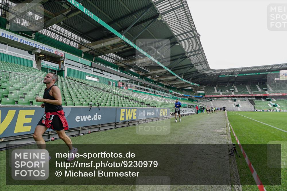 05.10.2025 - 20. swb-Marathon Bremen Michael Burmester http://msf.ph/oto/9230979 05.10.2025 12:49:34 Laufen im Stadion 150, 187, 270, 424, 1195, 1257, 1535, 1609, 1654, 1727, 1876, 1904, 2044, 2119, 2356, 2594, 2988, 2990, 3124, 3544, 3738, 3885, 3960, 4006, 4385, 4438, 4870, 5894, 6431, 6619, 6805, 6877, 7647, 7987, 8216, 8401, 8536, 8630, 9114, 9118, 492, 1625, 3320, 5599, 6171, 6463, 6632, 7904, 8507, 8687, 8897 meine-sportfotos.de