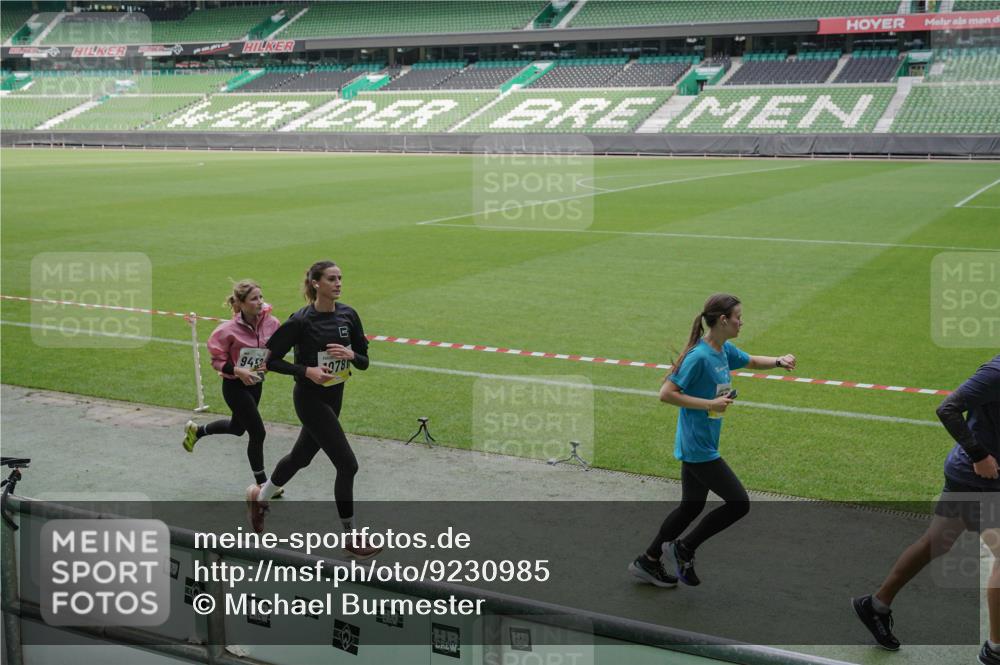 05.10.2025 - 20. swb-Marathon Bremen Michael Burmester http://msf.ph/oto/9230985 05.10.2025 10:29:55 Laufen im Stadion 7202, 8787, 8866, 9014, 9199, 9233, 9255, 9259, 9261, 9369, 9385, 9428, 9435, 9437, 9452, 9485, 9555, 9578, 9579, 9583, 9630, 9658, 9674, 9689, 9696, 9704, 9729, 9740, 9761, 9803, 9832, 9889, 9924, 9929, 9958, 9975, 10022, 10073, 10118, 10159, 10170, 10246, 10376, 10400, 10432, 10443, 10534, 10548, 10601, 10673, 10685, 10715, 10726, 10733, 10781, 10868, 10873, 10877, 10923, 10932, 10951, 10968, 11005, 11022, 11091, 11177, 11187, 11208, 11288, 11298, 9556 meine-sportfotos.de