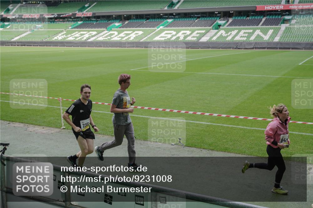 05.10.2025 - 20. swb-Marathon Bremen Michael Burmester http://msf.ph/oto/9231008 05.10.2025 10:29:56 Laufen im Stadion 7202, 8787, 8866, 9014, 9199, 9233, 9255, 9259, 9261, 9369, 9385, 9428, 9435, 9437, 9452, 9485, 9555, 9578, 9579, 9583, 9630, 9658, 9674, 9689, 9696, 9704, 9740, 9761, 9803, 9832, 9889, 9924, 9929, 9958, 9975, 10022, 10073, 10118, 10159, 10170, 10246, 10376, 10400, 10432, 10443, 10534, 10548, 10601, 10673, 10685, 10715, 10726, 10733, 10781, 10868, 10873, 10877, 10923, 10932, 10951, 10968, 11005, 11022, 11091, 11177, 11187, 11208, 11288, 11298, 9556 meine-sportfotos.de