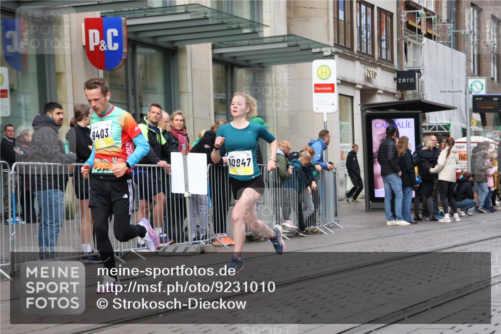 05.10.2025 - 20. swb-Marathon Bremen Strokosch-Dieckow http://msf.ph/oto/9231010 05.10.2025 10:38:54 Ziel 7111, 9239, 9403, 9863, 10847, 10908, 11067, 11343, 11594, 7111, 9239, 9403, 9863, 10847, 10908, 11067, 11343, 11594 meine-sportfotos.de