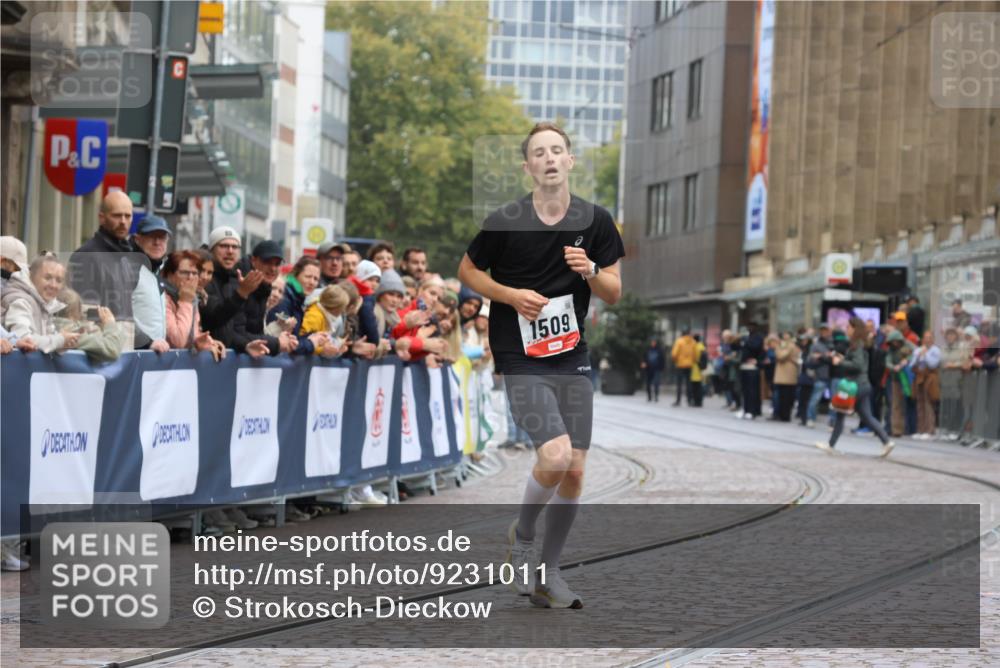 05.10.2025 - 20. swb-Marathon Bremen Strokosch-Dieckow http://msf.ph/oto/9231011 05.10.2025 12:29:45 Ziel 1509 meine-sportfotos.de