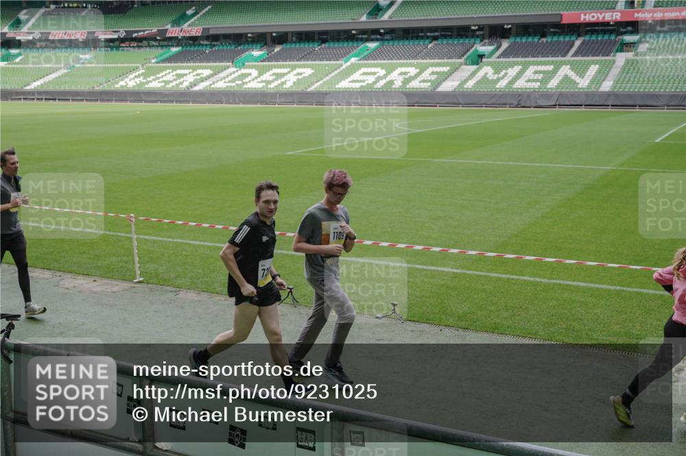 05.10.2025 - 20. swb-Marathon Bremen Michael Burmester http://msf.ph/oto/9231025 05.10.2025 10:29:57 Laufen im Stadion 7202, 8787, 8866, 9014, 9199, 9233, 9240, 9255, 9259, 9261, 9369, 9385, 9428, 9435, 9437, 9452, 9485, 9555, 9578, 9579, 9583, 9630, 9658, 9674, 9689, 9696, 9704, 9740, 9761, 9803, 9832, 9889, 9924, 9929, 9958, 9975, 10022, 10073, 10118, 10159, 10170, 10246, 10376, 10392, 10400, 10432, 10443, 10534, 10548, 10601, 10673, 10685, 10715, 10726, 10781, 10868, 10873, 10877, 10923, 10932, 10951, 10968, 11005, 11022, 11091, 11177, 11187, 11208, 11288, 11298, 9556 meine-sportfotos.de