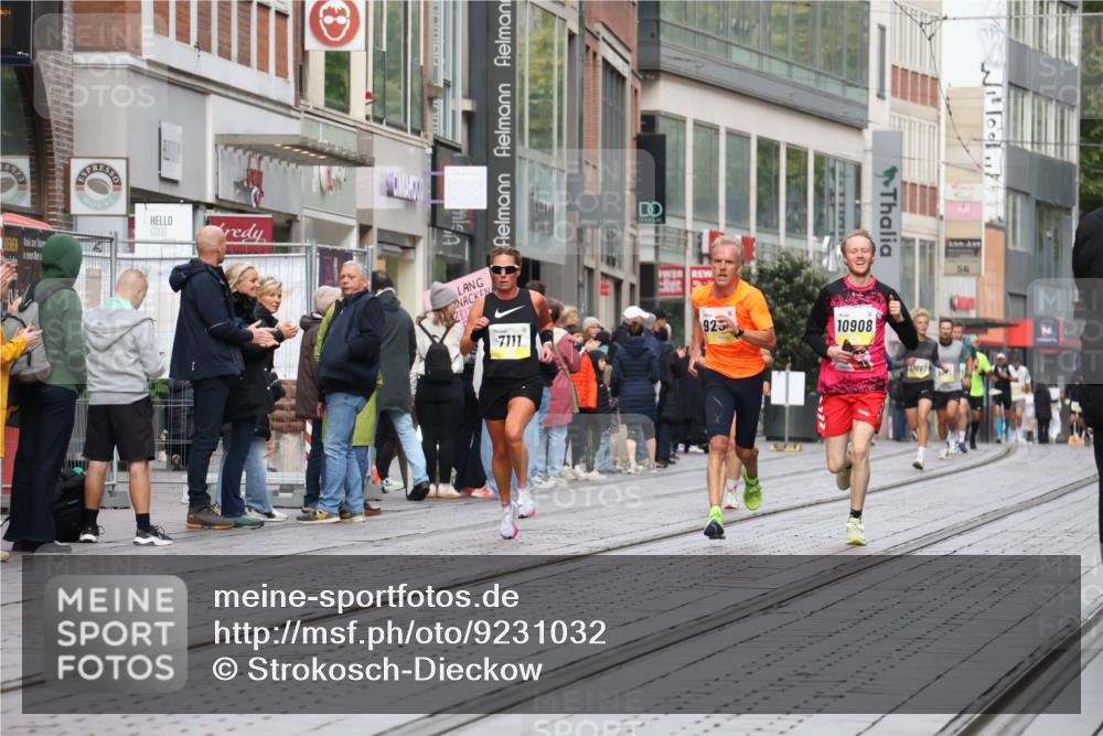 05.10.2025 - 20. swb-Marathon Bremen Strokosch-Dieckow http://msf.ph/oto/9231032 05.10.2025 10:39:00 Ziel 7111, 9239, 9863, 10908, 11067, 11343, 7111, 9239, 9863, 10908, 11067, 11343 meine-sportfotos.de