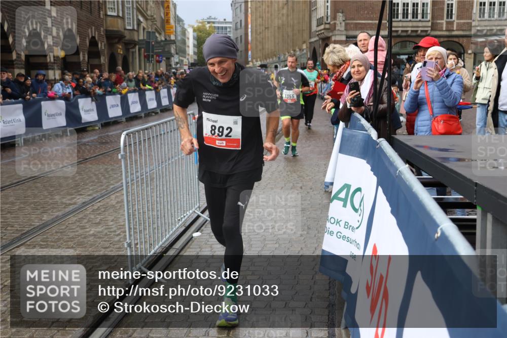 05.10.2025 - 20. swb-Marathon Bremen Strokosch-Dieckow http://msf.ph/oto/9231033 05.10.2025 15:13:33 Ziel 892, 1355 meine-sportfotos.de