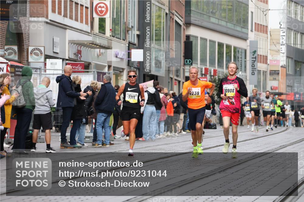 05.10.2025 - 20. swb-Marathon Bremen Strokosch-Dieckow http://msf.ph/oto/9231044 05.10.2025 10:39:01 Ziel 7111, 9239, 9863, 10908, 11067, 11343, 7111, 9239, 9863, 10908, 11067, 11343 meine-sportfotos.de