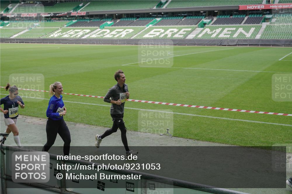 05.10.2025 - 20. swb-Marathon Bremen Michael Burmester http://msf.ph/oto/9231053 05.10.2025 10:29:58 Laufen im Stadion 7202, 8787, 8866, 9014, 9199, 9233, 9240, 9255, 9259, 9261, 9369, 9385, 9435, 9437, 9452, 9485, 9555, 9578, 9579, 9583, 9630, 9658, 9674, 9689, 9696, 9704, 9740, 9761, 9803, 9832, 9889, 9924, 9929, 9958, 9975, 10022, 10073, 10118, 10159, 10170, 10221, 10246, 10376, 10392, 10400, 10432, 10443, 10534, 10548, 10601, 10673, 10685, 10715, 10726, 10781, 10868, 10873, 10877, 10923, 10932, 10951, 10968, 11005, 11022, 11091, 11177, 11187, 11208, 11288, 11298, 9556 meine-sportfotos.de