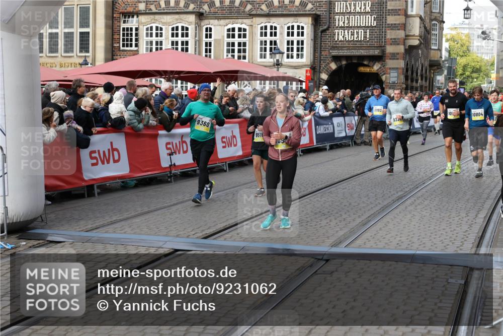 05.10.2025 - 20. swb-Marathon Bremen Yannick Fuchs http://msf.ph/oto/9231062 05.10.2025 11:02:51 Ziel 9331, 9360, 9516, 9841, 10129, 10510, 10530, 10803, 10804, 10825, 10826, 11024 meine-sportfotos.de