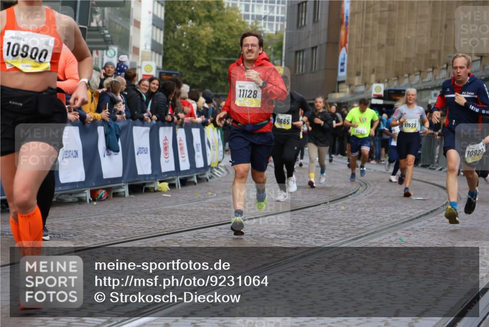 05.10.2025 - 20. swb-Marathon Bremen Strokosch-Dieckow http://msf.ph/oto/9231064 05.10.2025 10:52:17 Ziel 9584, 9955, 9987, 10038, 10507, 10719, 10900, 10927, 10942, 11128, 11458, 11491, 11665 meine-sportfotos.de