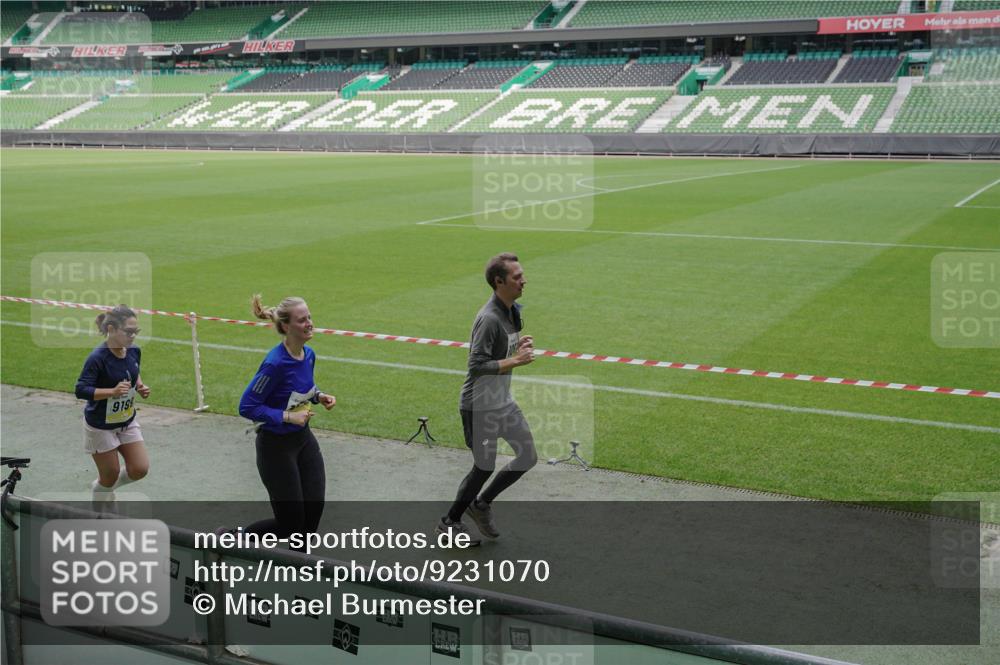 05.10.2025 - 20. swb-Marathon Bremen Michael Burmester http://msf.ph/oto/9231070 05.10.2025 10:29:58 Laufen im Stadion 7202, 8787, 8866, 9014, 9199, 9233, 9240, 9255, 9259, 9261, 9369, 9385, 9435, 9437, 9452, 9485, 9555, 9578, 9579, 9583, 9630, 9658, 9674, 9689, 9696, 9704, 9740, 9761, 9803, 9832, 9889, 9924, 9929, 9958, 9975, 10022, 10073, 10118, 10159, 10170, 10221, 10246, 10376, 10392, 10400, 10432, 10443, 10534, 10548, 10601, 10673, 10685, 10715, 10726, 10781, 10868, 10873, 10877, 10923, 10932, 10951, 10968, 11005, 11022, 11091, 11177, 11187, 11208, 11288, 11298, 9556 meine-sportfotos.de