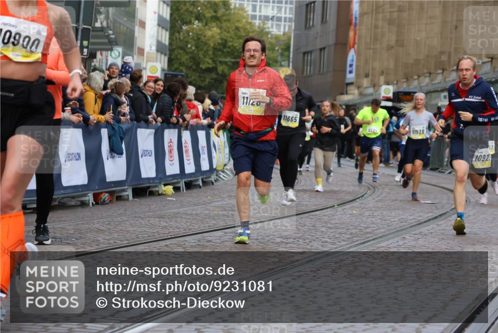 05.10.2025 - 20. swb-Marathon Bremen Strokosch-Dieckow http://msf.ph/oto/9231081 05.10.2025 10:52:17 Ziel 9584, 9955, 9987, 10038, 10507, 10719, 10900, 10927, 10942, 11128, 11458, 11491, 11665 meine-sportfotos.de