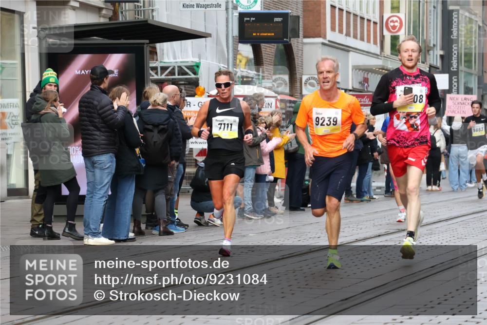 05.10.2025 - 20. swb-Marathon Bremen Strokosch-Dieckow http://msf.ph/oto/9231084 05.10.2025 10:39:05 Ziel 7111, 9239, 9289, 9671, 9863, 10525, 10908, 11067, 11343, 11418, 11474, 7111, 9239, 9289, 9671, 9863, 10525, 10908, 11067, 11343, 11418, 11474 meine-sportfotos.de