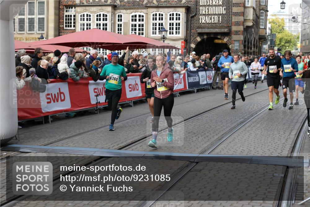 05.10.2025 - 20. swb-Marathon Bremen Yannick Fuchs http://msf.ph/oto/9231085 05.10.2025 11:02:51 Ziel 9331, 9360, 9516, 9841, 10129, 10510, 10530, 10803, 10804, 10825, 10826, 11024 meine-sportfotos.de
