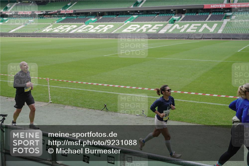 05.10.2025 - 20. swb-Marathon Bremen Michael Burmester http://msf.ph/oto/9231088 05.10.2025 10:29:59 Laufen im Stadion 7202, 8787, 8866, 9014, 9199, 9233, 9240, 9255, 9259, 9261, 9369, 9385, 9435, 9437, 9452, 9485, 9555, 9578, 9579, 9583, 9630, 9658, 9674, 9689, 9696, 9704, 9740, 9761, 9803, 9832, 9889, 9924, 9929, 9958, 9975, 10022, 10073, 10118, 10159, 10170, 10221, 10246, 10376, 10392, 10400, 10432, 10443, 10534, 10548, 10601, 10673, 10685, 10715, 10726, 10781, 10868, 10873, 10877, 10923, 10932, 10951, 10968, 11005, 11022, 11091, 11177, 11208, 11288, 11298, 11319, 9556 meine-sportfotos.de