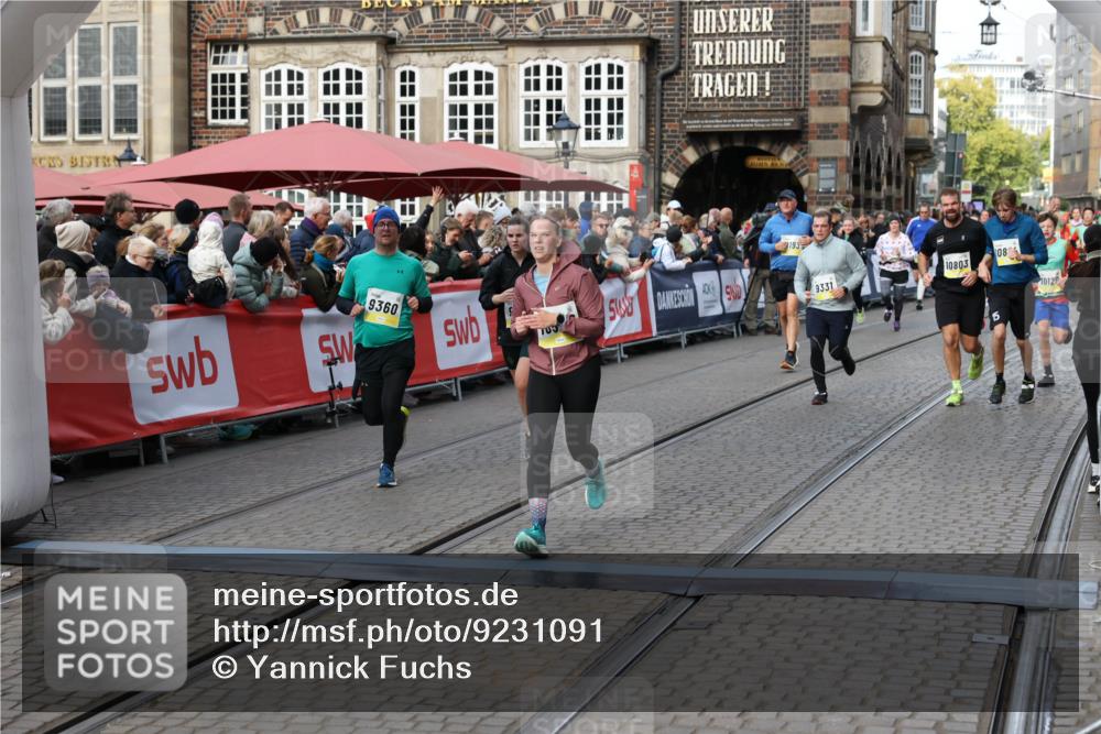 05.10.2025 - 20. swb-Marathon Bremen Yannick Fuchs http://msf.ph/oto/9231091 05.10.2025 11:02:51 Ziel 9331, 9360, 9516, 9841, 10129, 10510, 10530, 10803, 10804, 10825, 10826, 11024 meine-sportfotos.de