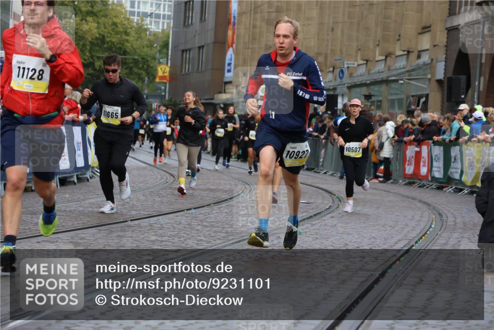 05.10.2025 - 20. swb-Marathon Bremen Strokosch-Dieckow http://msf.ph/oto/9231101 05.10.2025 10:52:19 Ziel 9172, 9584, 9955, 9987, 10507, 10719, 10900, 10927, 11128, 11458, 11491, 11528, 11665 meine-sportfotos.de
