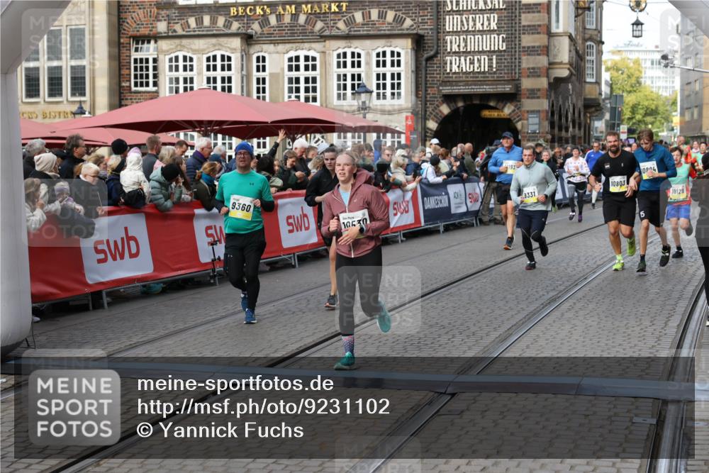 05.10.2025 - 20. swb-Marathon Bremen Yannick Fuchs http://msf.ph/oto/9231102 05.10.2025 11:02:51 Ziel 9331, 9360, 9516, 9841, 10129, 10510, 10530, 10803, 10804, 10825, 10826, 11024 meine-sportfotos.de