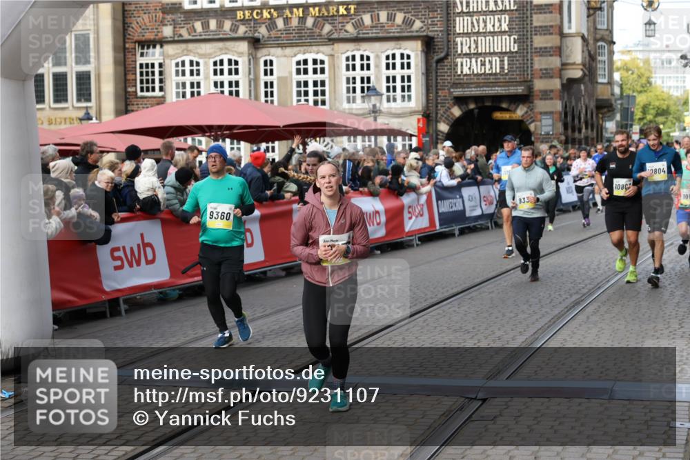 05.10.2025 - 20. swb-Marathon Bremen Yannick Fuchs http://msf.ph/oto/9231107 05.10.2025 11:02:51 Ziel 9331, 9360, 9516, 9841, 10129, 10510, 10530, 10803, 10804, 10825, 10826, 11024 meine-sportfotos.de