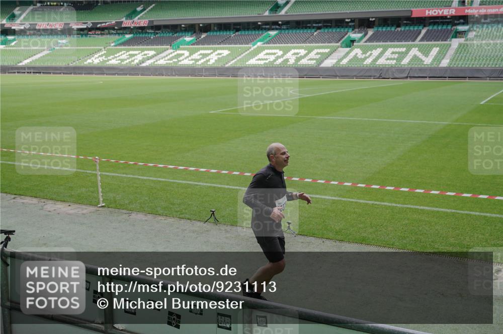 05.10.2025 - 20. swb-Marathon Bremen Michael Burmester http://msf.ph/oto/9231113 05.10.2025 10:30:00 Laufen im Stadion 7202, 8787, 8866, 9014, 9199, 9233, 9240, 9255, 9259, 9261, 9369, 9385, 9435, 9437, 9452, 9485, 9555, 9578, 9579, 9583, 9630, 9658, 9674, 9689, 9704, 9740, 9761, 9803, 9832, 9889, 9924, 9929, 9958, 9975, 10022, 10073, 10118, 10159, 10170, 10221, 10246, 10376, 10392, 10400, 10432, 10443, 10534, 10548, 10601, 10673, 10685, 10715, 10726, 10781, 10868, 10873, 10877, 10923, 10932, 10951, 10968, 11005, 11022, 11091, 11177, 11208, 11288, 11298, 11319, 9556 meine-sportfotos.de