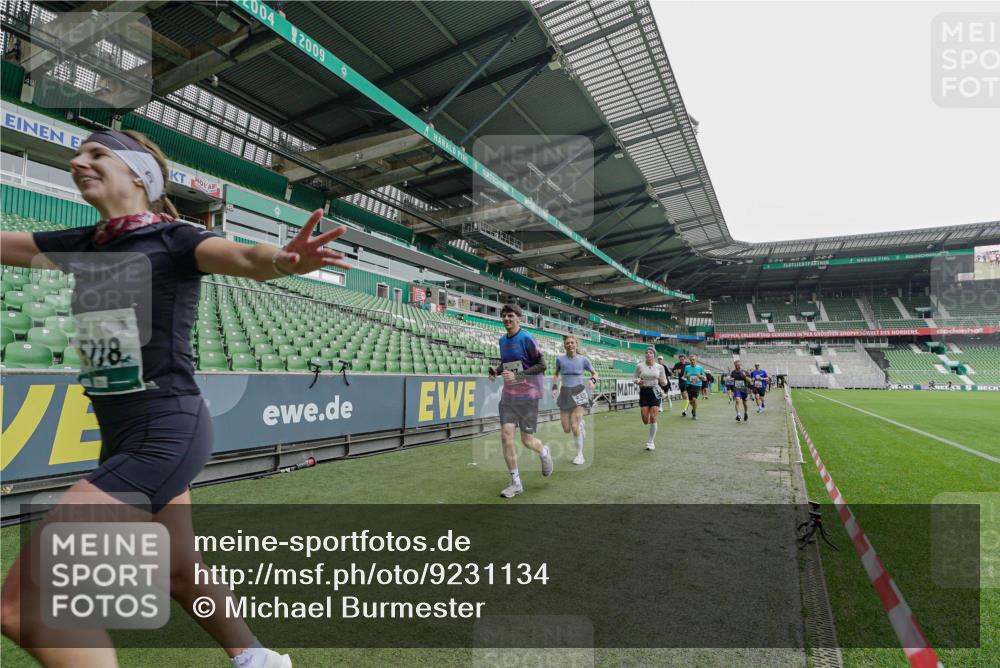 05.10.2025 - 20. swb-Marathon Bremen Michael Burmester http://msf.ph/oto/9231134 05.10.2025 12:49:59 Laufen im Stadion 150, 187, 217, 270, 287, 424, 511, 679, 845, 906, 939, 1257, 1388, 1535, 1609, 1707, 1727, 1876, 1904, 2044, 2356, 2721, 3259, 3353, 3544, 3738, 3885, 3960, 4006, 4318, 4367, 4438, 4870, 4938, 5118, 5389, 5873, 5894, 6214, 6216, 6281, 6431, 6619, 6805, 6877, 7647, 7826, 7963, 7987, 8216, 8401, 8536, 8873, 8907, 9118, 1654, 2119, 2594, 2988, 2990, 3124, 4385, 8216 meine-sportfotos.de