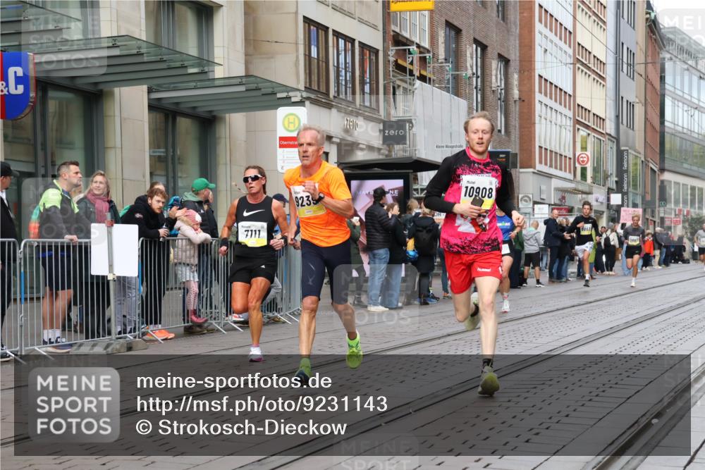 05.10.2025 - 20. swb-Marathon Bremen Strokosch-Dieckow http://msf.ph/oto/9231143 05.10.2025 10:39:07 Ziel 7111, 9239, 9289, 9671, 9863, 10525, 10908, 11067, 11343, 11418, 11474, 7111, 9239, 9289, 9671, 9863, 10525, 10908, 11067, 11343, 11418, 11474 meine-sportfotos.de