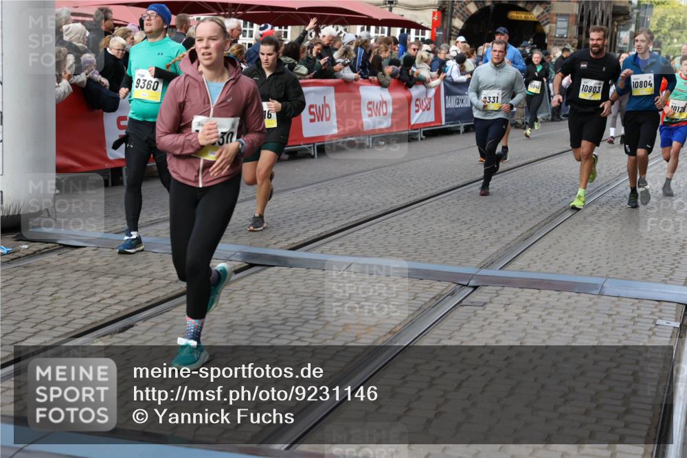 05.10.2025 - 20. swb-Marathon Bremen Yannick Fuchs http://msf.ph/oto/9231146 05.10.2025 11:02:52 Ziel 9331, 9360, 9516, 9841, 10129, 10510, 10530, 10803, 10804, 10825, 10826, 11024, 11193 meine-sportfotos.de