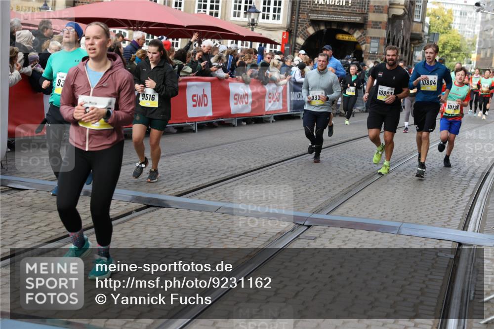 05.10.2025 - 20. swb-Marathon Bremen Yannick Fuchs http://msf.ph/oto/9231162 05.10.2025 11:02:52 Ziel 9331, 9360, 9516, 9841, 10129, 10510, 10530, 10803, 10804, 10825, 10826, 11024, 11193 meine-sportfotos.de