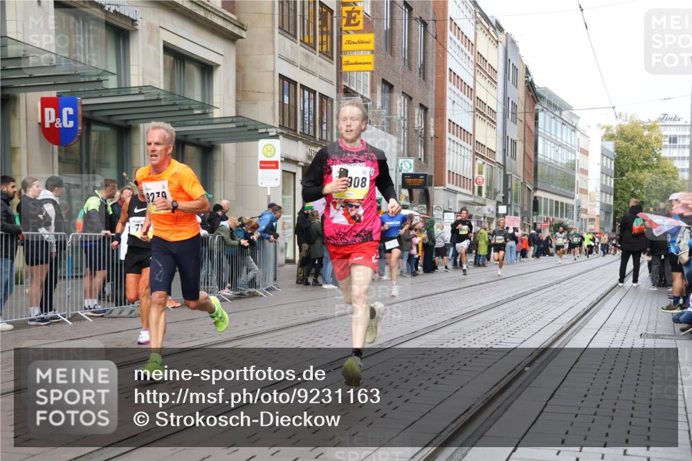 05.10.2025 - 20. swb-Marathon Bremen Strokosch-Dieckow http://msf.ph/oto/9231163 05.10.2025 10:39:07 Ziel 7111, 9239, 9289, 9671, 9863, 10525, 10908, 11067, 11343, 11418, 11474, 7111, 9239, 9289, 9671, 9863, 10525, 10908, 11067, 11343, 11418, 11474 meine-sportfotos.de