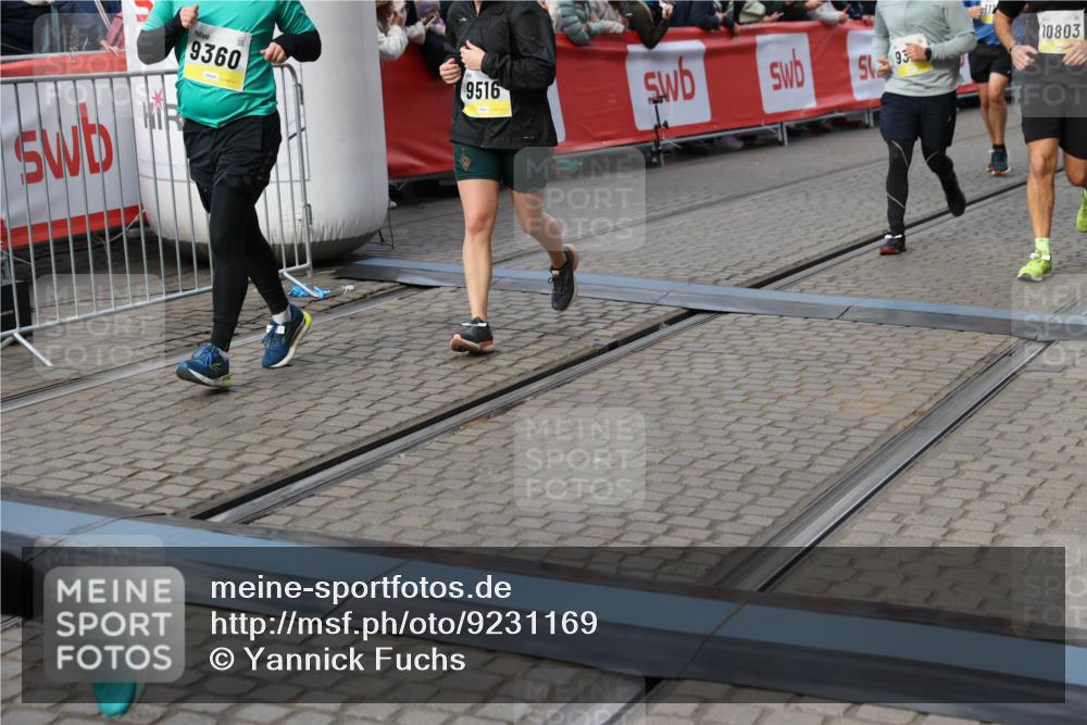 05.10.2025 - 20. swb-Marathon Bremen Yannick Fuchs http://msf.ph/oto/9231169 05.10.2025 11:02:53 Ziel 9331, 9360, 9516, 9841, 10129, 10510, 10530, 10734, 10803, 10804, 10826, 10940, 11024, 11193 meine-sportfotos.de