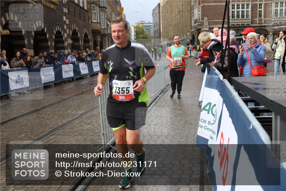 05.10.2025 - 20. swb-Marathon Bremen Strokosch-Dieckow http://msf.ph/oto/9231171 05.10.2025 15:13:37 Ziel 892, 1355, 1875 meine-sportfotos.de