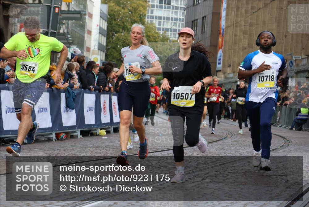 05.10.2025 - 20. swb-Marathon Bremen Strokosch-Dieckow http://msf.ph/oto/9231175 05.10.2025 10:52:23 Ziel 9172, 9584, 9987, 10241, 10327, 10507, 10608, 10719, 11528, 11665 meine-sportfotos.de