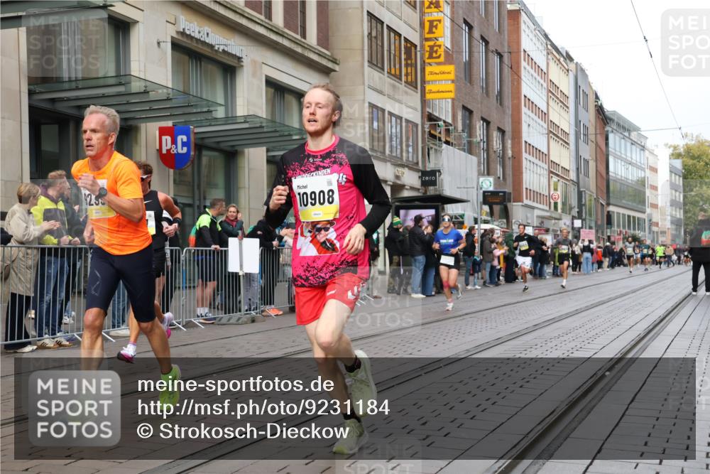 05.10.2025 - 20. swb-Marathon Bremen Strokosch-Dieckow http://msf.ph/oto/9231184 05.10.2025 10:39:08 Ziel 7111, 9239, 9289, 9671, 9863, 10525, 10908, 11067, 11343, 11418, 11474, 7111, 9239, 9289, 9671, 9863, 10525, 10908, 11067, 11343, 11418, 11474 meine-sportfotos.de