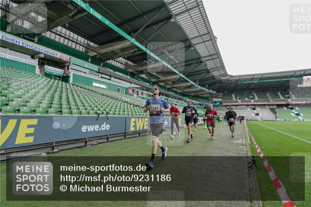 05.10.2025 - 20. swb-Marathon Bremen Michael Burmester http://msf.ph/oto/9231186 05.10.2025 12:50:08 Laufen im Stadion 150, 187, 217, 270, 287, 424, 511, 679, 736, 845, 906, 939, 1025, 1359, 1388, 1707, 1876, 1904, 2356, 2721, 3228, 3259, 3353, 3738, 3885, 3960, 4006, 4318, 4367, 4438, 4870, 4938, 5118, 5389, 5564, 5873, 5894, 6214, 6216, 6281, 6717, 6805, 7647, 7826, 7963, 7987, 8401, 8536, 8873, 8907, 9118, 1257, 1535, 1609, 1727, 2044, 2594, 2988, 2990, 3124, 3544, 6431, 6619, 6877, 8216 meine-sportfotos.de