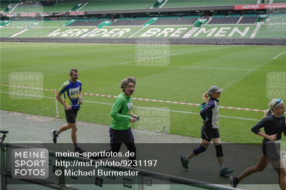 05.10.2025 - 20. swb-Marathon Bremen Michael Burmester http://msf.ph/oto/9231197 05.10.2025 10:30:06 Laufen im Stadion 7202, 7733, 8787, 8866, 9014, 9199, 9209, 9233, 9240, 9255, 9259, 9261, 9369, 9385, 9435, 9437, 9452, 9485, 9578, 9579, 9583, 9630, 9658, 9663, 9674, 9689, 9704, 9740, 9761, 9803, 9832, 9889, 9906, 9975, 10022, 10118, 10159, 10170, 10221, 10241, 10246, 10376, 10392, 10400, 10432, 10443, 10507, 10534, 10548, 10584, 10673, 10685, 10726, 10781, 10868, 10873, 10877, 10923, 10932, 10951, 10968, 11022, 11091, 11177, 11208, 11288, 11298, 11319, 8787, 9556 meine-sportfotos.de