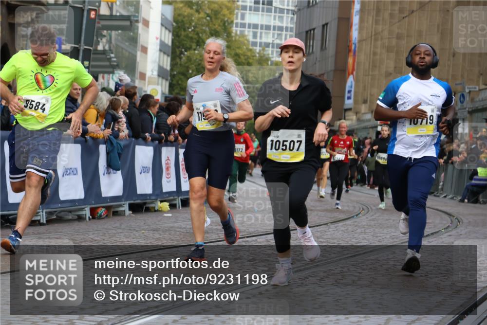 05.10.2025 - 20. swb-Marathon Bremen Strokosch-Dieckow http://msf.ph/oto/9231198 05.10.2025 10:52:23 Ziel 9172, 9584, 9987, 10241, 10327, 10507, 10608, 10719, 11528, 11665 meine-sportfotos.de