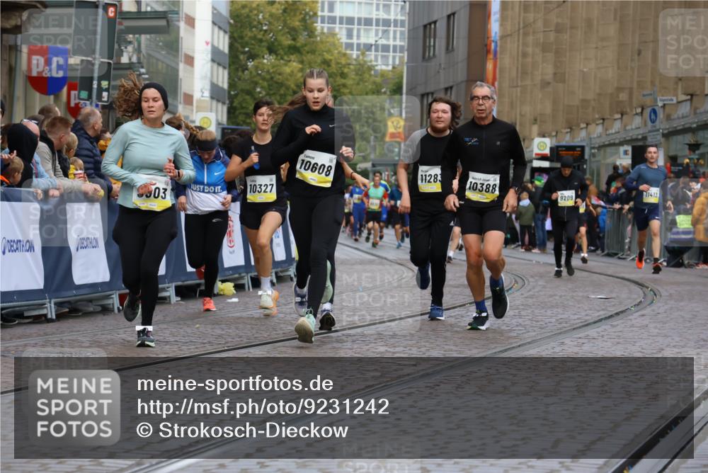 05.10.2025 - 20. swb-Marathon Bremen Strokosch-Dieckow http://msf.ph/oto/9231242 05.10.2025 10:52:29 Ziel 8888, 9172, 9439, 9903, 10241, 10327, 10388, 10608, 11283, 11387, 11413, 11528 meine-sportfotos.de