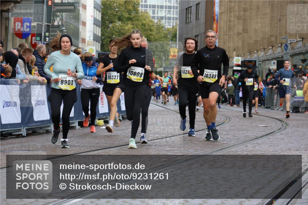 05.10.2025 - 20. swb-Marathon Bremen Strokosch-Dieckow http://msf.ph/oto/9231261 05.10.2025 10:52:29 Ziel 8888, 9172, 9439, 9903, 10241, 10327, 10388, 10608, 11283, 11387, 11413, 11528 meine-sportfotos.de